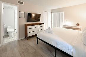 Artrageous on the river By RocketStay