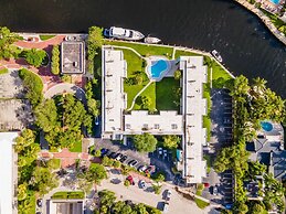 Artrageous on the river By RocketStay