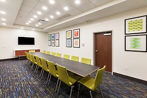 Holiday Inn Express & Suites Lenexa - Overland Park Area by IHG