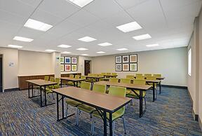 Holiday Inn Express & Suites Lenexa - Overland Park Area by IHG