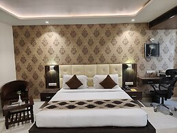 Pinnacle by Click Hotels, Lucknow