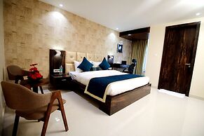 Pinnacle by Click Hotels, Lucknow