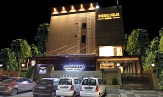 Pinnacle by Click Hotels, Lucknow