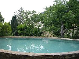 La Casita con jardín frente a la cascada