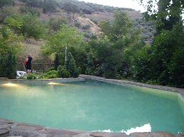 La Casita con jardín frente a la cascada