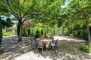 La Casita con jardín frente a la cascada