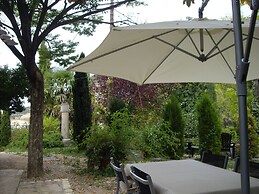 La Casita con jardín frente a la cascada