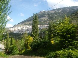 La Casita con jardín frente a la cascada