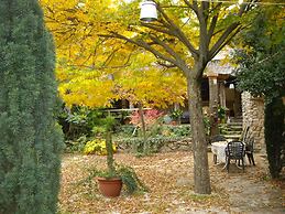 La Casita con jardín frente a la cascada