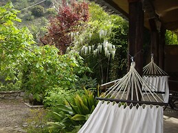 La Casita con jardín frente a la cascada