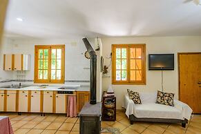 La Casita con jardín frente a la cascada