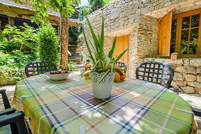 La Casita con jardín frente a la cascada