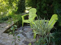 La Casita con jardín frente a la cascada