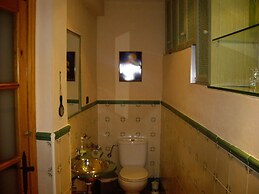 La Casita con jardín frente a la cascada