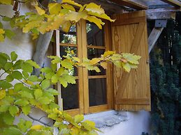 La Casita con jardín frente a la cascada