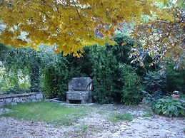 La Casita con jardín frente a la cascada