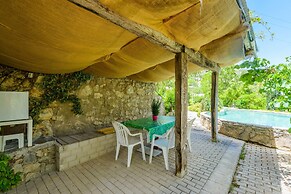 La Casita con jardín frente a la cascada