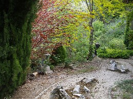 La Casita con jardín frente a la cascada