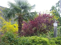 La Casita con jardín frente a la cascada