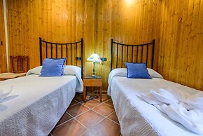 La Casita con jardín frente a la cascada