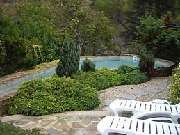 La Casita con jardín frente a la cascada