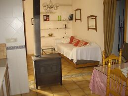 La Casita con jardín frente a la cascada