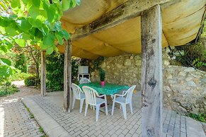 La Casita con jardín frente a la cascada