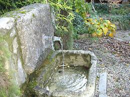 La Casita con jardín frente a la cascada
