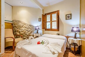 La Casita con jardín frente a la cascada