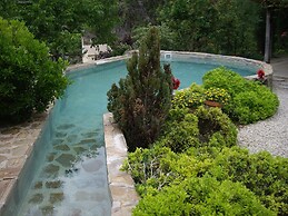 La Casita con jardín frente a la cascada