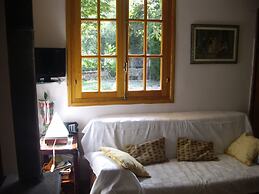 La Casita con jardín frente a la cascada