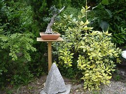 La Casita con jardín frente a la cascada