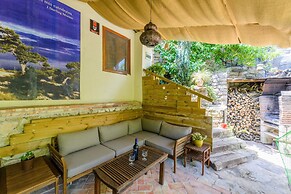 La Casita con jardín frente a la cascada