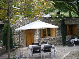 La Casita con jardín frente a la cascada