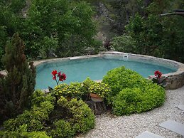 La Casita con jardín frente a la cascada