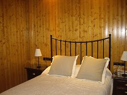 La Casita con jardín frente a la cascada