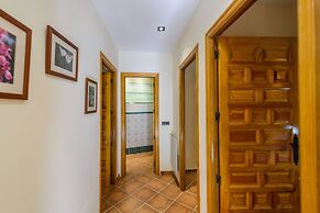 La Casita con jardín frente a la cascada