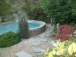 La Casita con jardín frente a la cascada