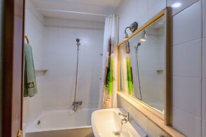 La Casita con jardín frente a la cascada