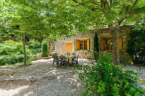 La Casita con jardín frente a la cascada