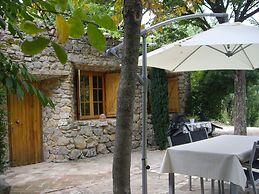 La Casita con jardín frente a la cascada