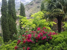 La Casita con jardín frente a la cascada
