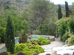 La Casita con jardín frente a la cascada