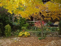 La Casita con jardín frente a la cascada