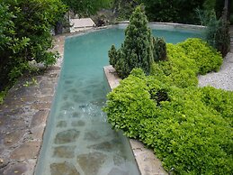 La Casita con jardín frente a la cascada