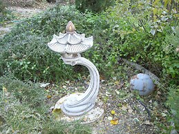 La Casita con jardín frente a la cascada