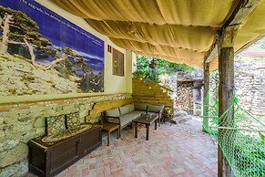 La Casita con jardín frente a la cascada