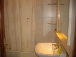 La Casita con jardín frente a la cascada