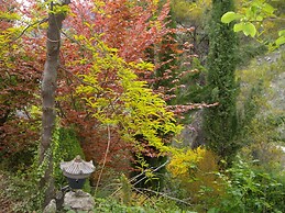 La Casita con jardín frente a la cascada