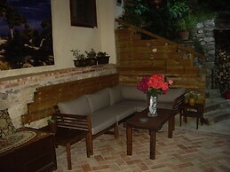 La Casita con jardín frente a la cascada